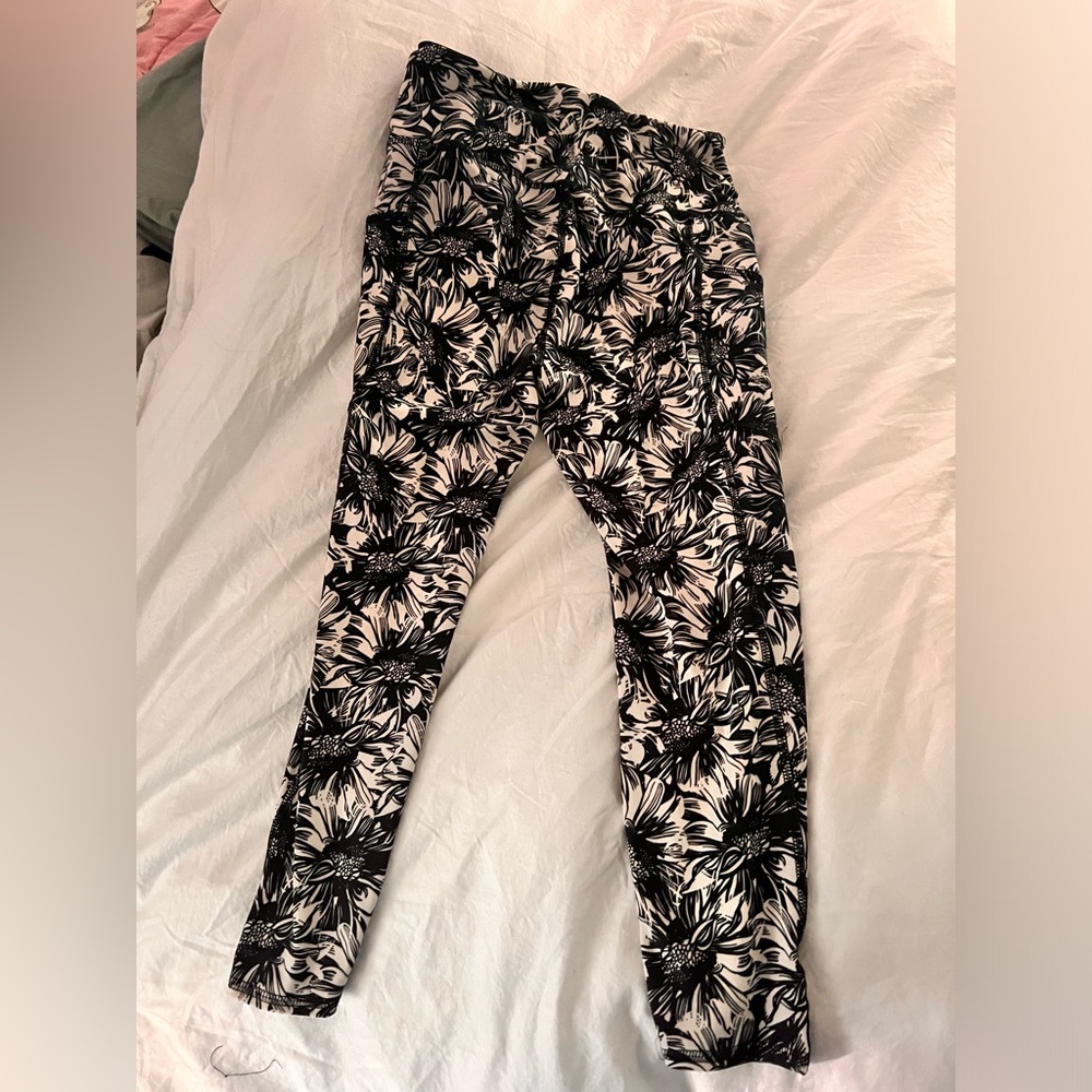 Evolution and Creation leggings. Black and white flower pattern